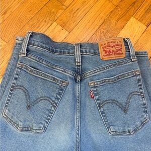 EUC | Levi's Wedgie Straight Jeans